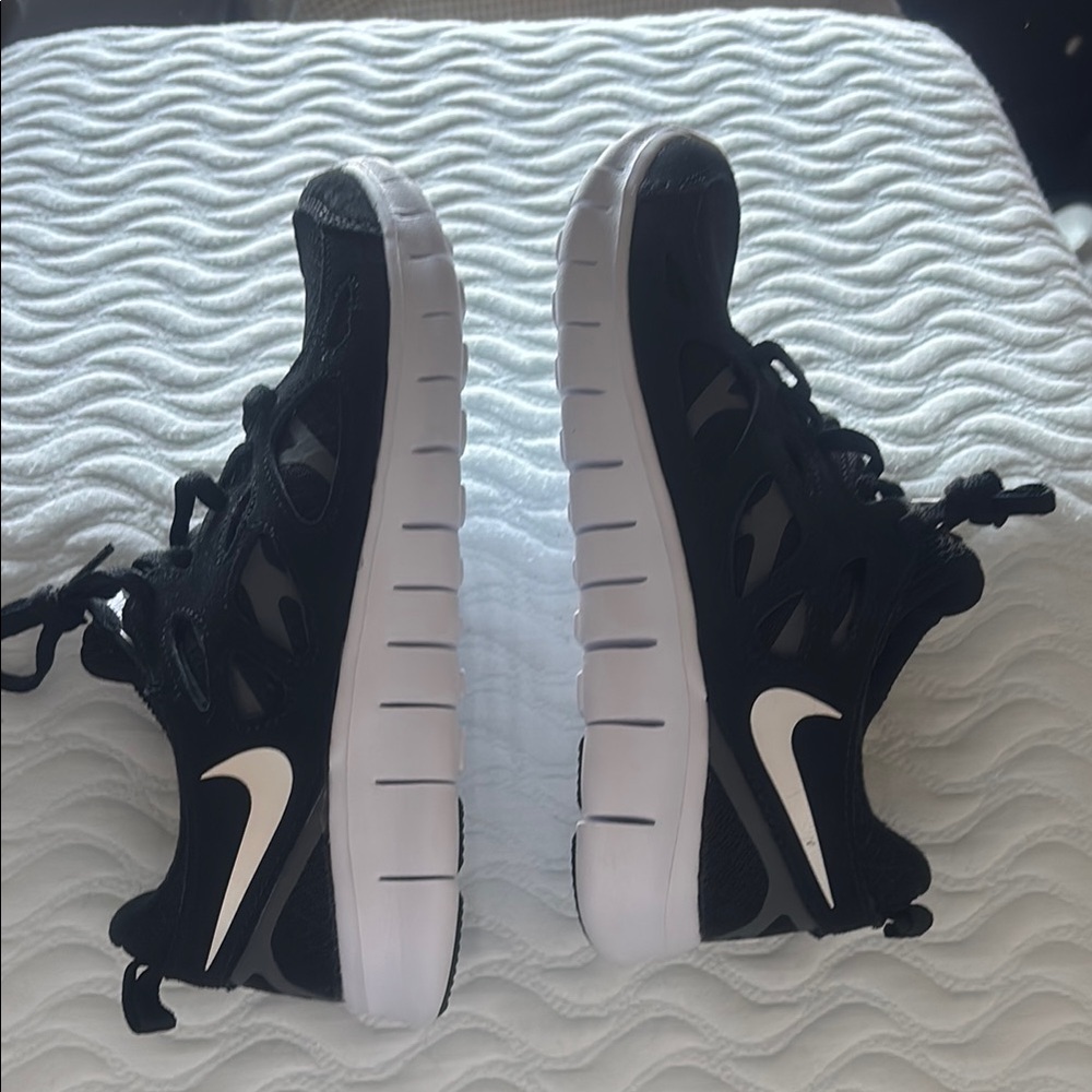 Nike Kid's Free Run 2 Shoes - Black / Dark Grey / White - Picture 7 of 12